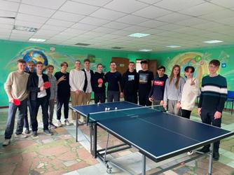 Максим Самсонов подарил школьникам теннисный стол